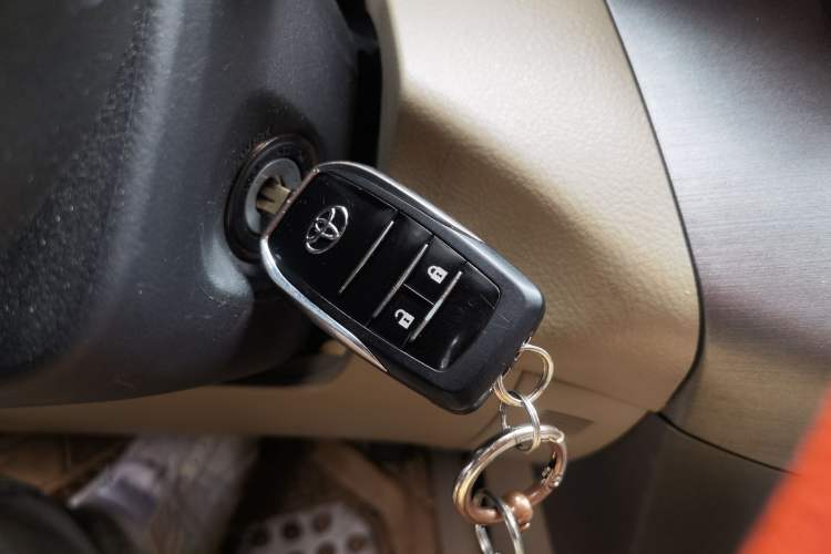 Used Toyota RAV4 2012 Luxurious Edition 2.0L Automatic All-Wheel Drive Vehicle Key