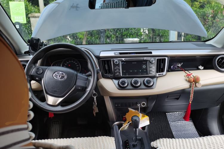Used Toyota RAV4 2013 2.0L CVT Two-Wheel Drive Urban Edition Center Console