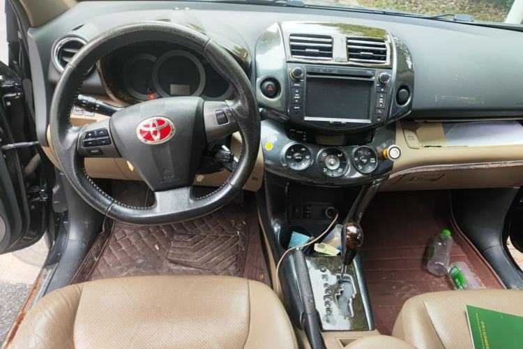 Used Toyota RAV4 2013 Special Edition 2.0L Automatic Elite Center Console