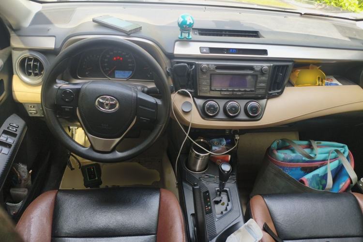 Used Toyota RAV4 2013 2.0L CVT Two-Wheel Drive Urban Edition Center Console