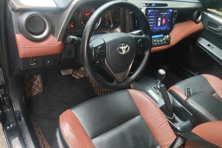 Used Toyota RAV4 2013 2.5L Automatic 4x4 Elite Edition Center Console