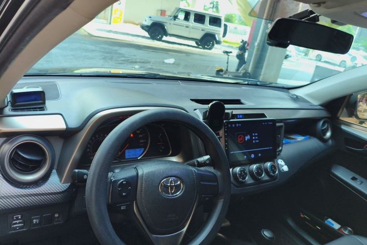 Used Toyota RAV4 2013 2.0L CVT Two-Wheel Drive Urban Edition Center Console