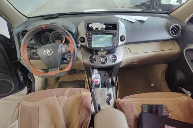 Used Toyota RAV4 2013 Special Edition 2.0L Automatic Elite Center Console