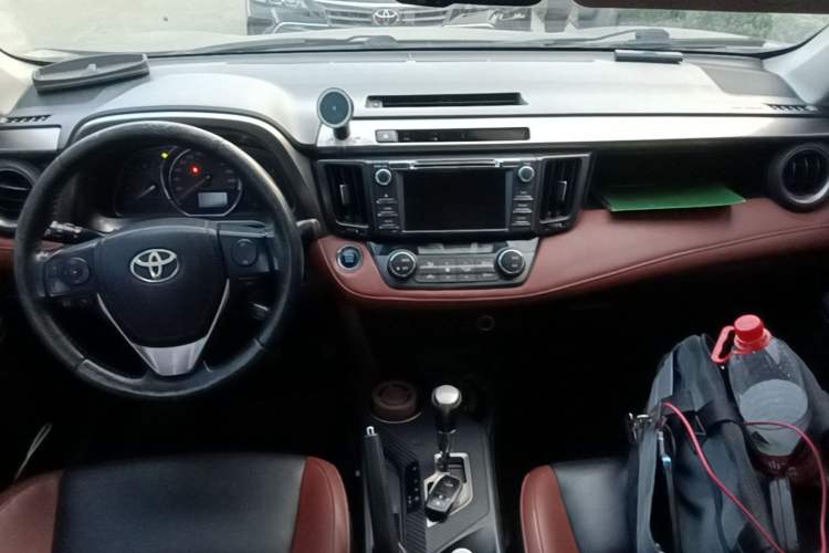 Used Toyota RAV4 2013 2.5L Automatic 4x4 Luxury Edition Center Console
