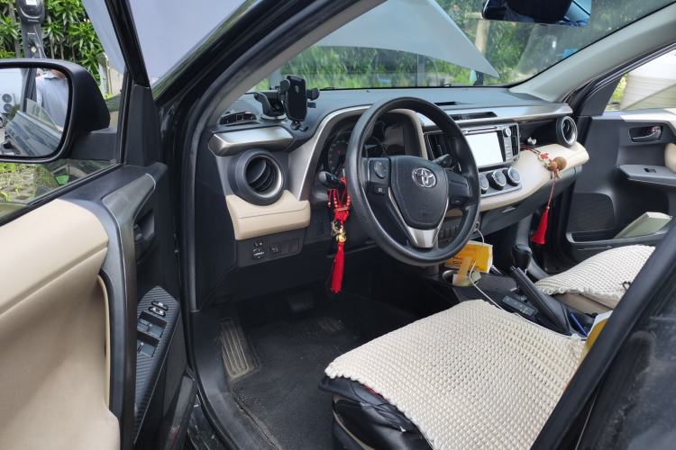 Used Toyota RAV4 2013 2.0L CVT Two-Wheel Drive Urban Edition Driver Seat