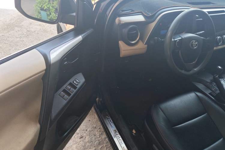 Used Toyota RAV4 2013 2.0L CVT Two-Wheel Drive Urban Edition Driver Seat