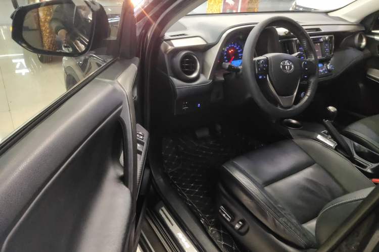 Used Toyota RAV4 2013 2.5L Automatic 4x4 Elite Edition Driver Seat