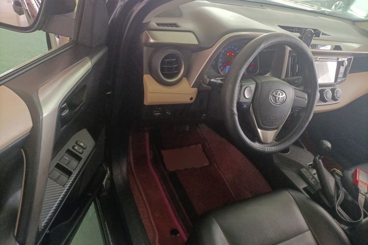 Used Toyota RAV4 2013 2.0L CVT Two-Wheel Drive Urban Edition Driver Seat