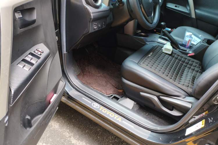 Used Toyota RAV4 2013 2.0L CVT Two-Wheel Drive Urban Edition Driver Seat