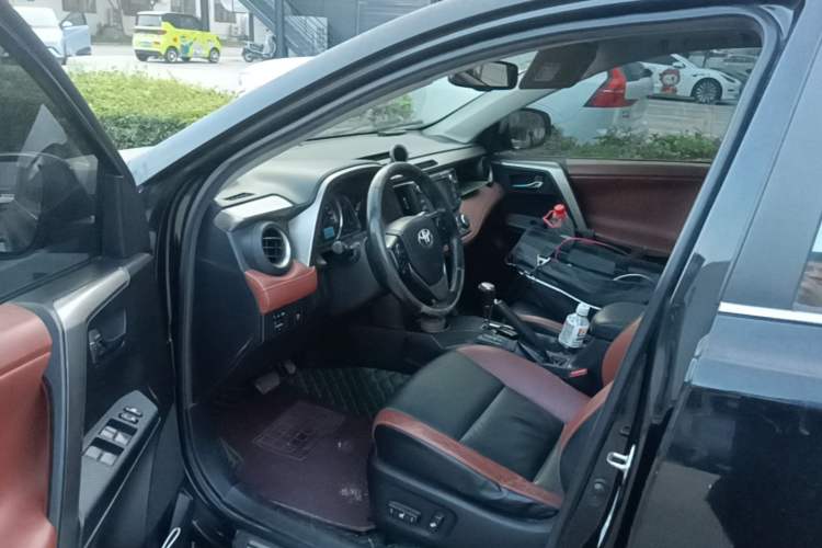 Used Toyota RAV4 2013 2.5L Automatic 4x4 Luxury Edition Driver Seat