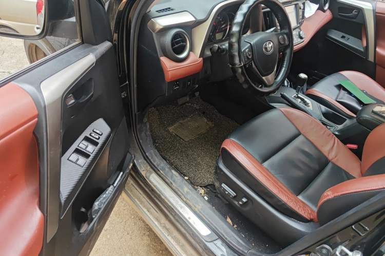 Used Toyota RAV4 2013 2.5L Automatic 4x4 Elite Edition Driver Seat