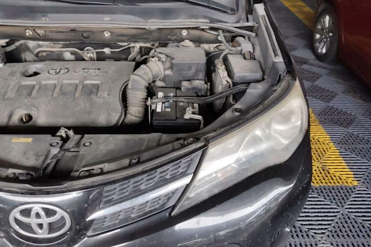 Used Toyota RAV4 2013 2.0L CVT Four-Wheel Drive Fashion Edition Engine Bay Left