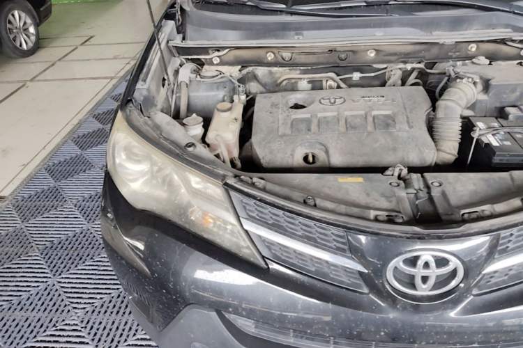 Used Toyota RAV4 2013 2.0L CVT Four-Wheel Drive Fashion Edition Engine Bay Right
