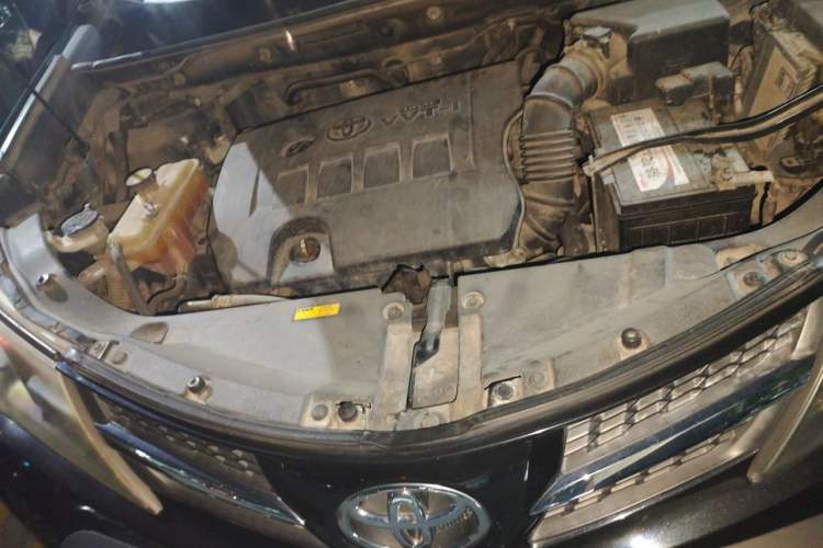 Used Toyota RAV4 2013 2.0L CVT Four-Wheel Drive Fashion Edition Engine Bay