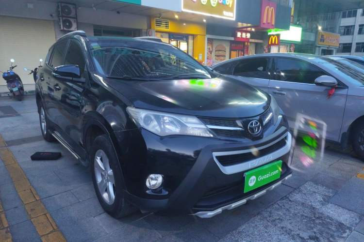 Used Toyota RAV4 2013 2.0L CVT Four-Wheel Drive Fashion Edition Front Right 45 Deg