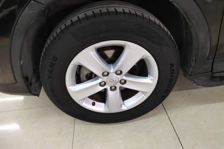 Used Toyota RAV4 2013 2.5L Automatic 4x4 Elite Edition Left Front Wheel Hub