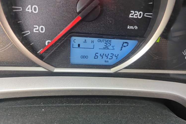 Used Toyota RAV4 2013 2.5L Automatic 4x4 Elite Edition Odometer Close Up
