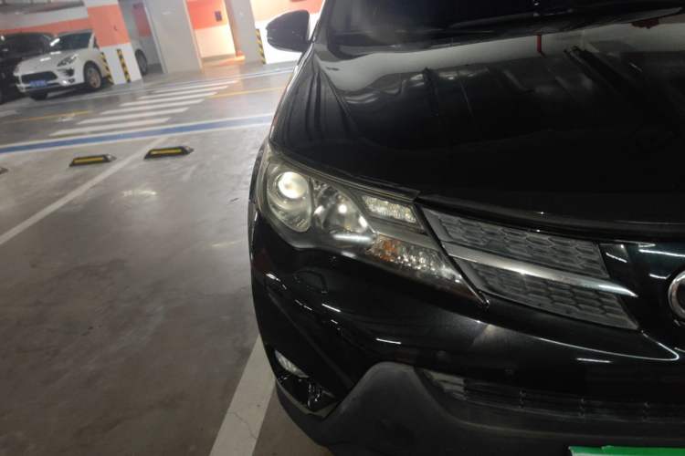 Used Toyota RAV4 2013 2.5L Automatic 4x4 Elite Edition Right Front Headlight