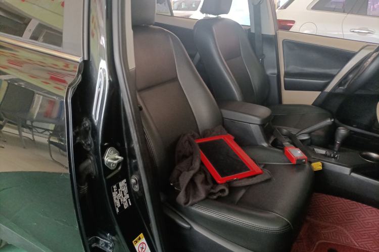 Used Toyota RAV4 2013 2.0L CVT Two-Wheel Drive Urban Edition Right Front Seat