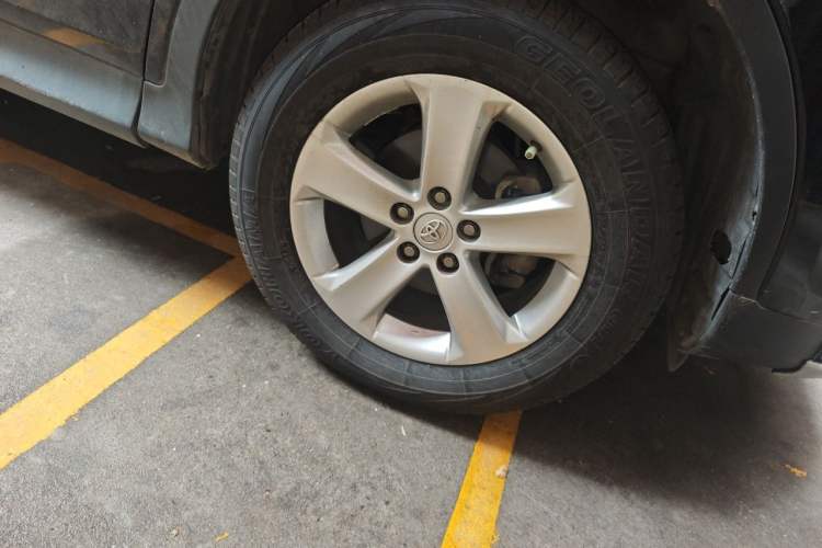 Used Toyota RAV4 2013 2.5L Automatic 4x4 Elite Edition Right Front Wheel Hub