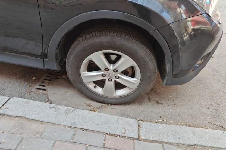 Used Toyota RAV4 2013 2.5L Automatic 4x4 Elite Edition Right Front Wheel Hub