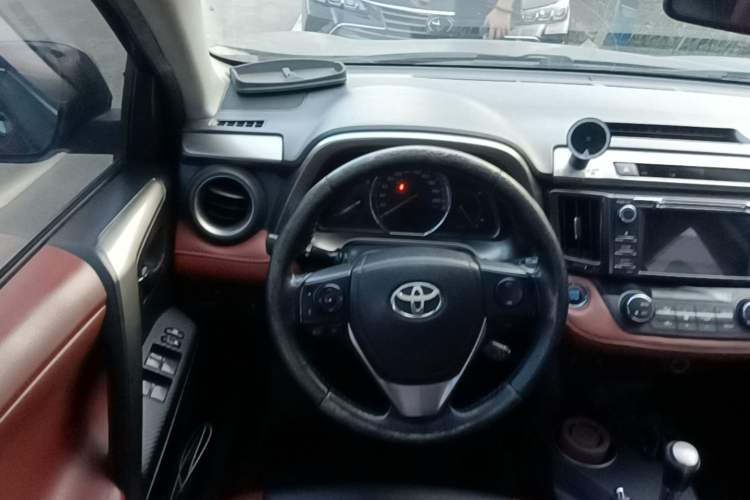 Used Toyota RAV4 2013 2.5L Automatic 4x4 Luxury Edition Steering Wheel