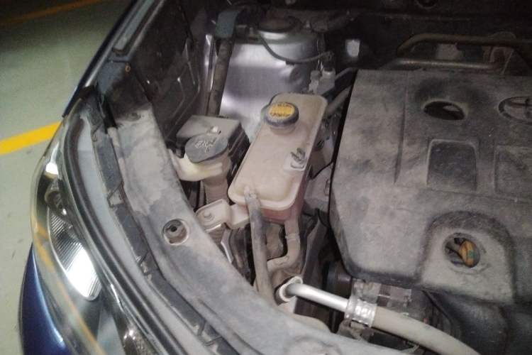 Used Toyota RAV4 2013 2.0L CVT Four-Wheel Drive Fashion Edition Engine Bay Right