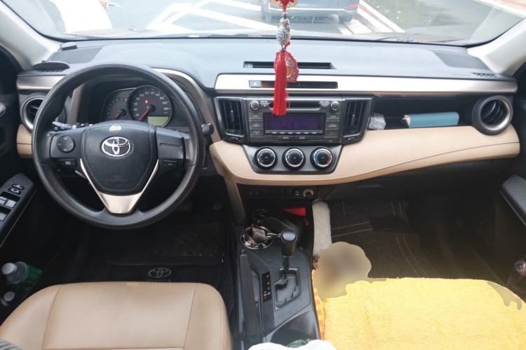 Used Toyota RAV4 2013 2.0L CVT Two-Wheel Drive Urban Edition Center Console