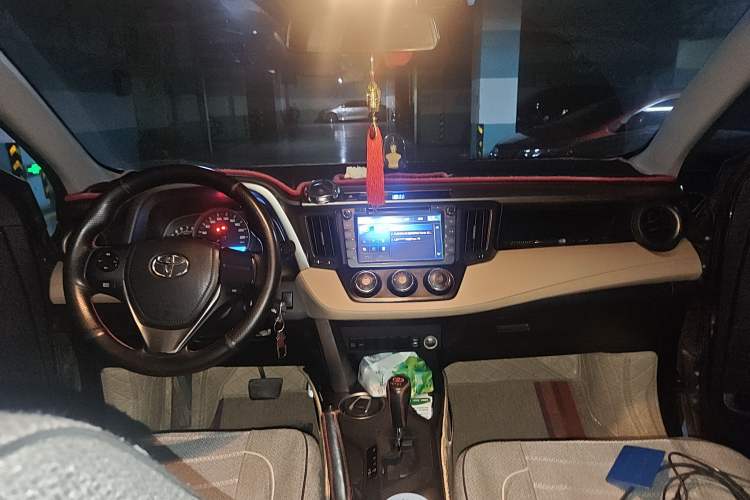 Used Toyota RAV4 2013 2.0L CVT Two-Wheel Drive Urban Edition Center Console