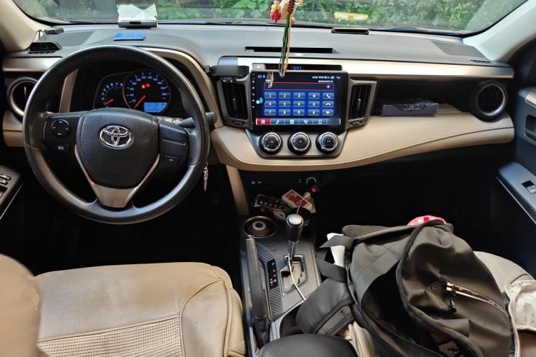 Used Toyota RAV4 2013 2.0L CVT Two-Wheel Drive Urban Edition Center Console