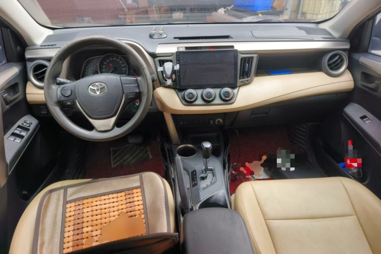 Used Toyota RAV4 2013 2.0L CVT Two-Wheel Drive Urban Edition Center Console
