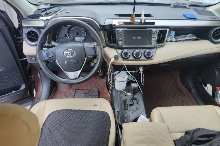 Used Toyota RAV4 2013 2.0L CVT Two-Wheel Drive Urban Edition Center Console