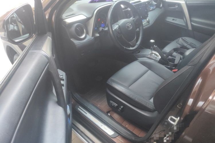 Used Toyota RAV4 2013 2.5L Automatic 4x4 Luxury Edition Driver Seat