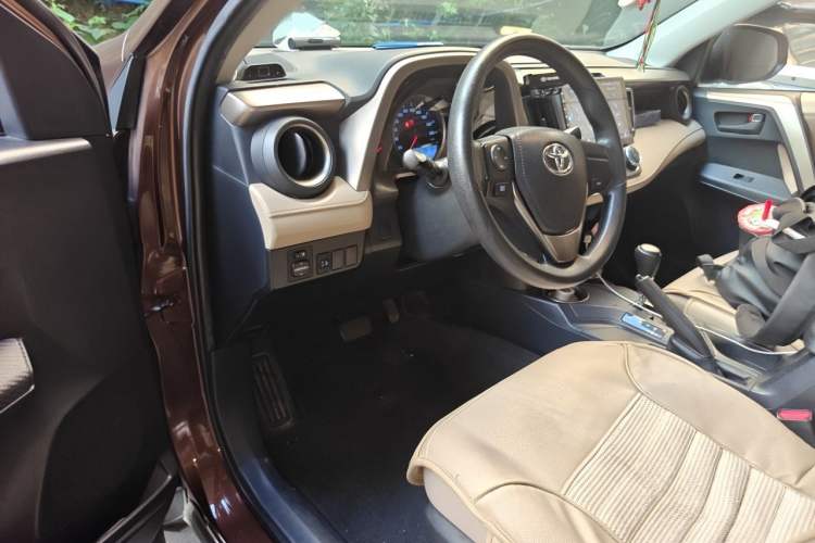 Used Toyota RAV4 2013 2.0L CVT Two-Wheel Drive Urban Edition Driver Seat
