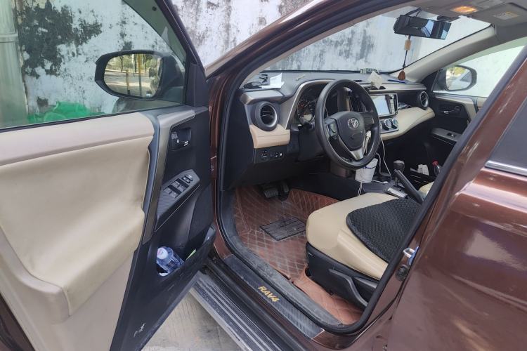 Used Toyota RAV4 2013 2.0L CVT Two-Wheel Drive Urban Edition Driver Seat