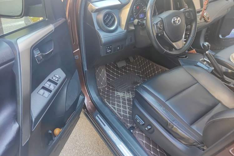 Used Toyota RAV4 2013 2.5L Automatic 4x4 Luxury Edition Driver Seat