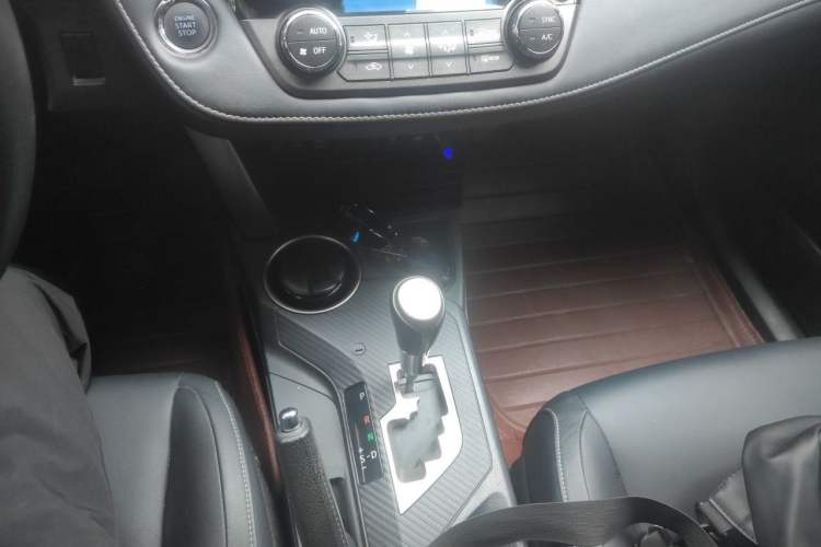 Used Toyota RAV4 2013 2.5L Automatic 4x4 Luxury Edition Gear Lever