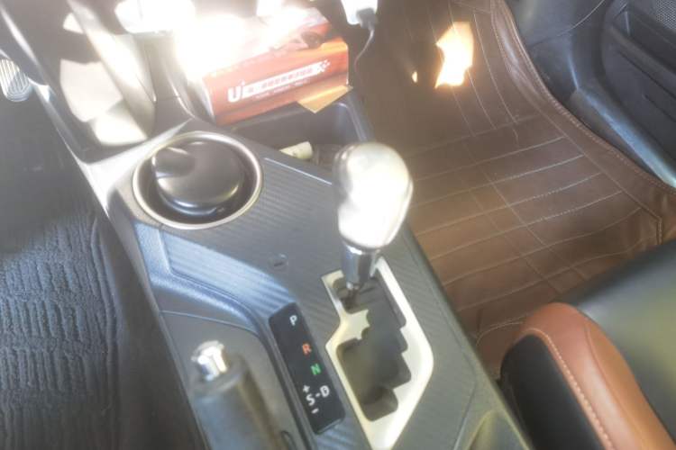 Used Toyota RAV4 2013 2.5L Automatic 4x4 Luxury Edition Gear Lever