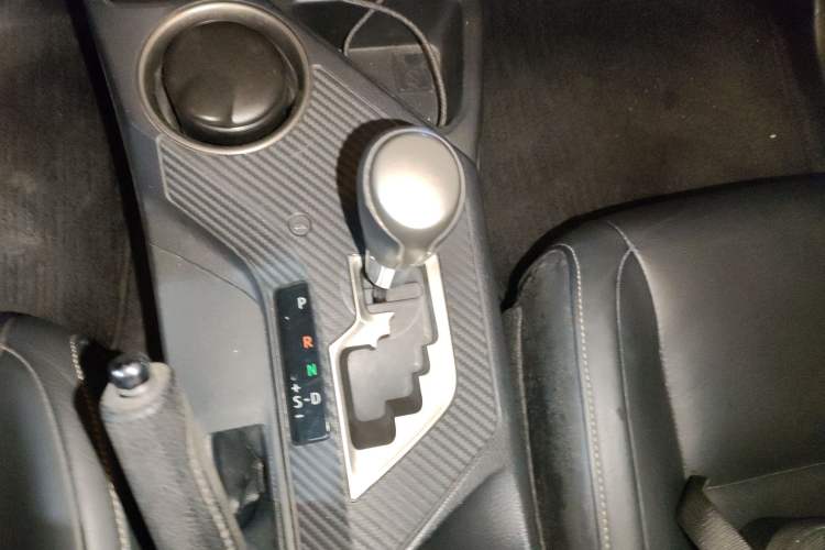Used Toyota RAV4 2013 2.5L Automatic 4x4 Luxury Edition Gear Lever