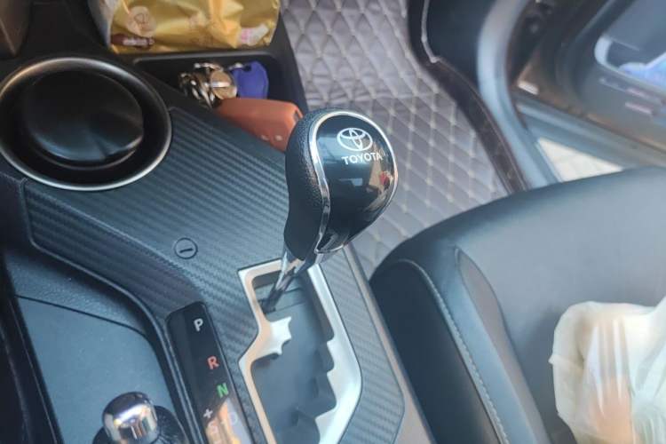 Used Toyota RAV4 2013 2.5L Automatic 4x4 Luxury Edition Gear Lever