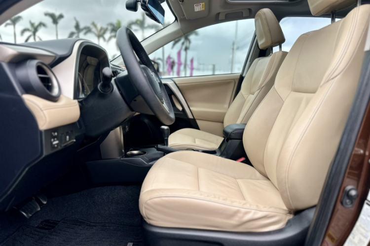Used Toyota RAV4 2013 2.5L Automatic 4x4 Elite Edition Interior 2