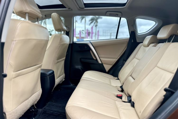 Used Toyota RAV4 2013 2.5L Automatic 4x4 Elite Edition Interior 3