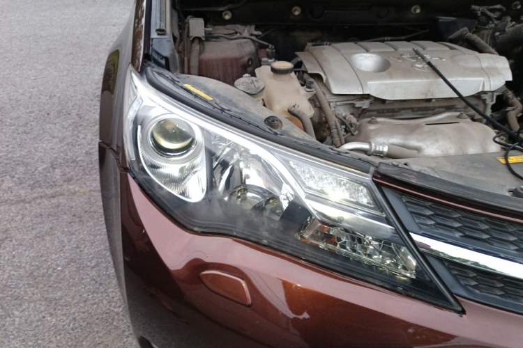 Used Toyota RAV4 2013 2.5L Automatic 4x4 Elite Edition Right Front Headlight