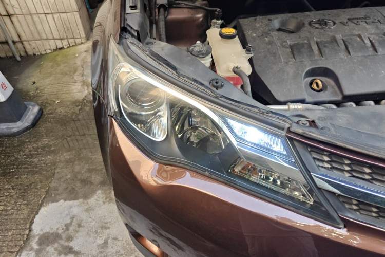 Used Toyota RAV4 2013 2.0L CVT Two-Wheel Drive Urban Edition Right Front Headlight