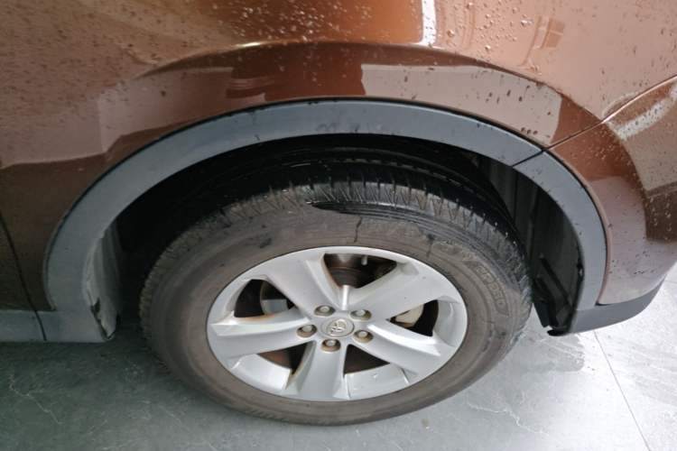 Used Toyota RAV4 2013 2.5L Automatic 4x4 Elite Edition Right Front Wheel Hub