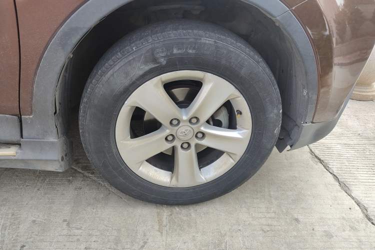 Used Toyota RAV4 2013 2.5L Automatic 4x4 Elite Edition Right Front Wheel Hub