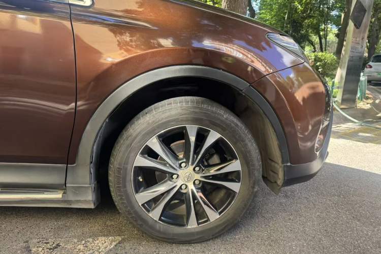Used Toyota RAV4 2013 2.5L Automatic 4x4 Luxury Edition Right Front Wheel Hub