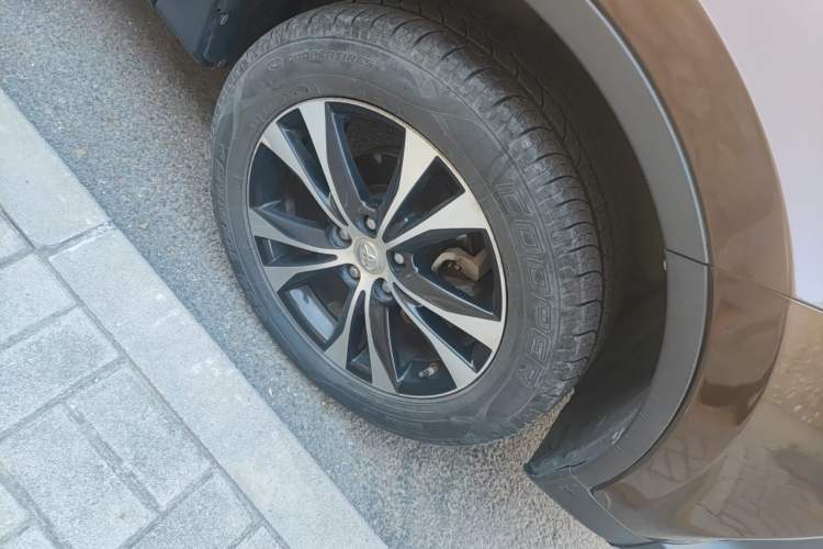Used Toyota RAV4 2013 2.5L Automatic 4x4 Luxury Edition Right Front Wheel Hub