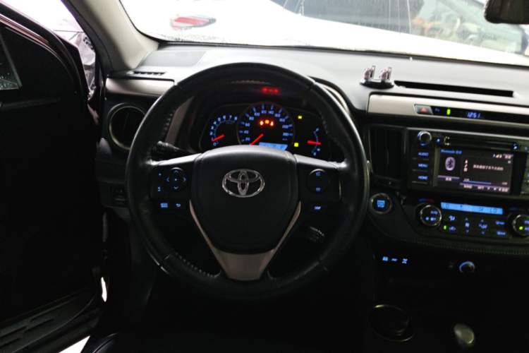 Used Toyota RAV4 2013 2.5L Automatic 4x4 Elite Edition Steering Wheel