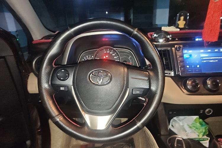 Used Toyota RAV4 2013 2.0L CVT Two-Wheel Drive Urban Edition Steering Wheel